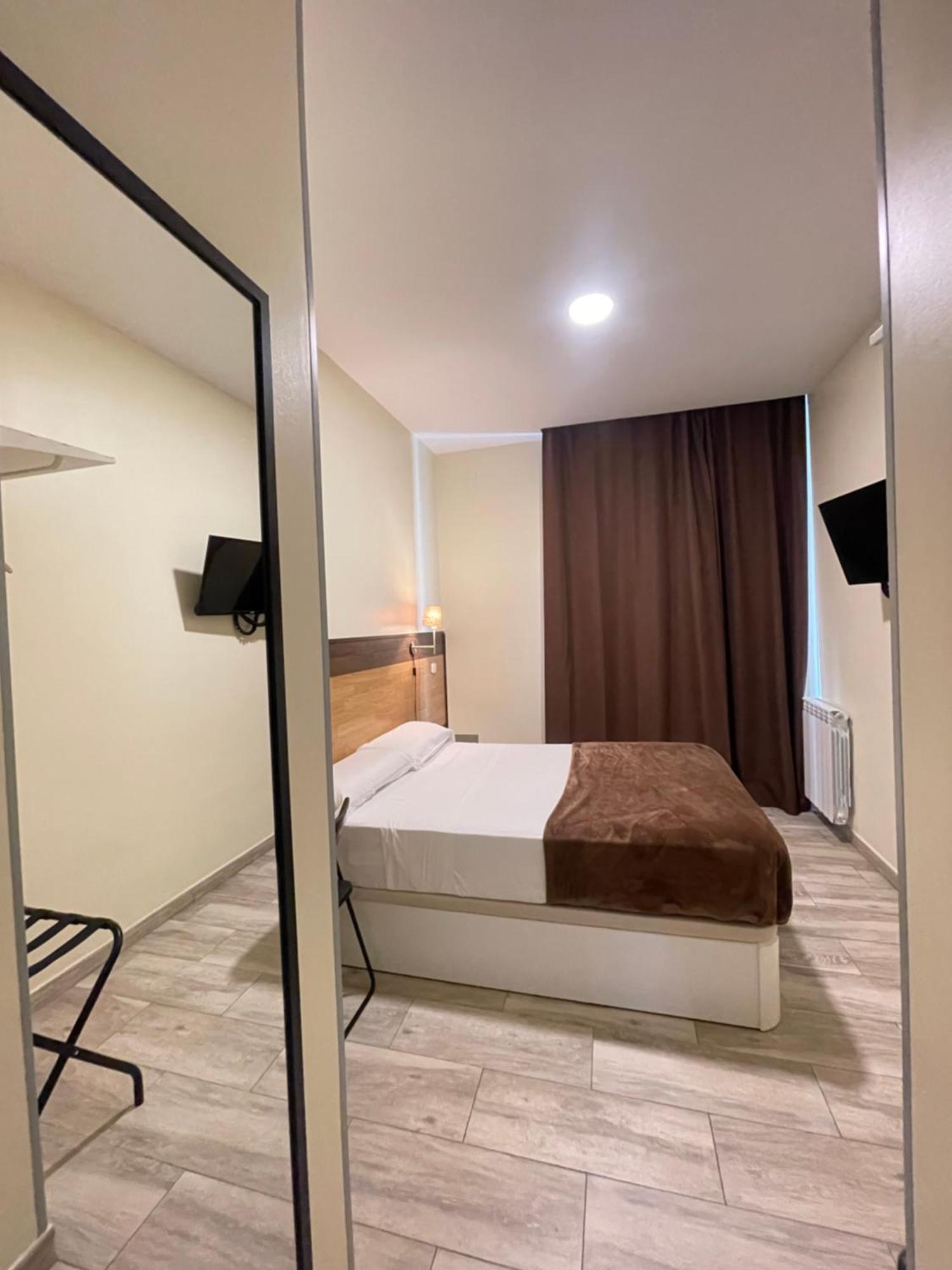 Hostal Oliver Мадрид Экстерьер фото