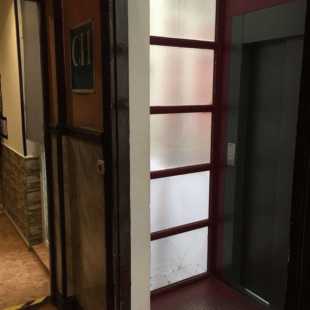 Hostal Oliver Мадрид Экстерьер фото